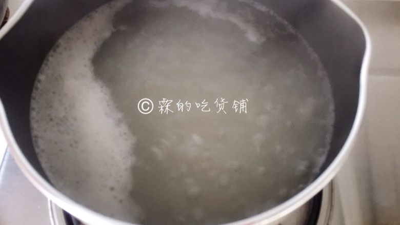 一人食 养生粥底小火锅,先大火烧开后,转小火慢煮