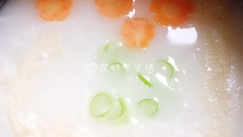 一人食 养生粥底小火锅,奶白色的粥,很养眼,再撒上点葱花,增色提香