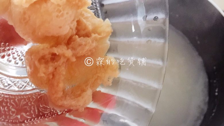 一人食 养生粥底小火锅,等粥熬至浓稠,米粒基本烧的要熔化了,把竹笙倒入,再煮几分钟就可以了