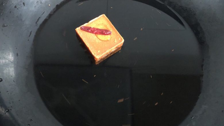 一人食简便火锅,预热焖烧罐的时候我们来煮火锅底料,一块红小方加400g水。