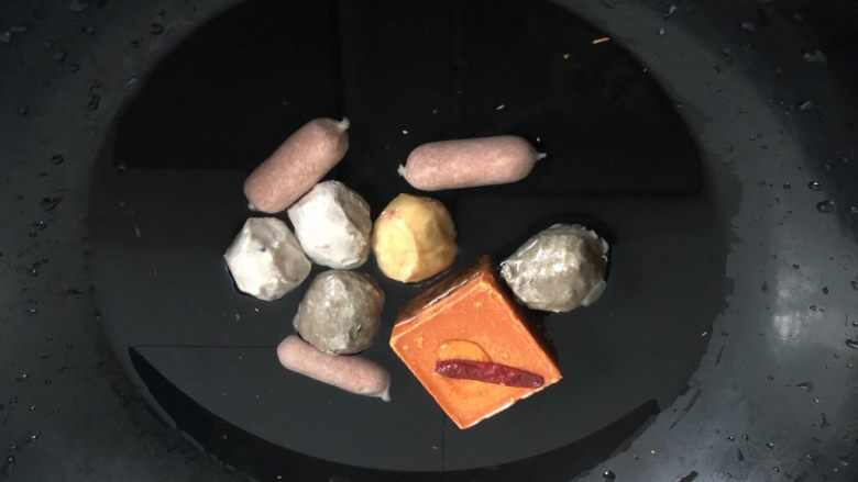 一人食简便火锅,怕丸子焖不熟,就煮底料的时候把丸子也放进去煮一煮。煮开了,红小方都化开来了就可以了!
