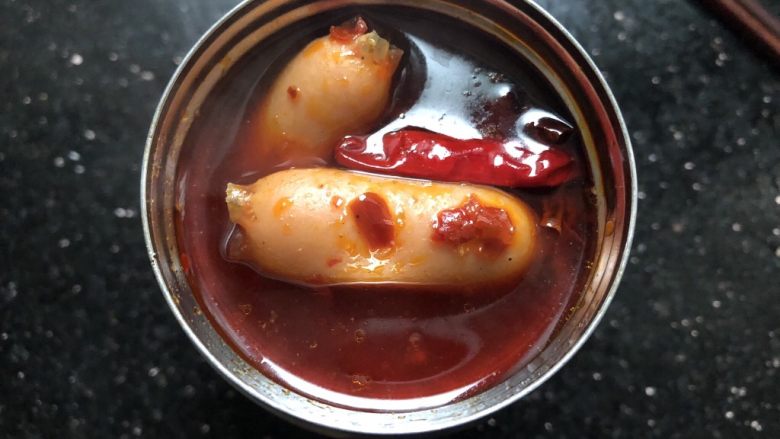 一人食简便火锅,把焖烧罐里的开水全部倒干净,倒入火锅底料和丸子,盖上盖子,焖一到两个小时就可以了!