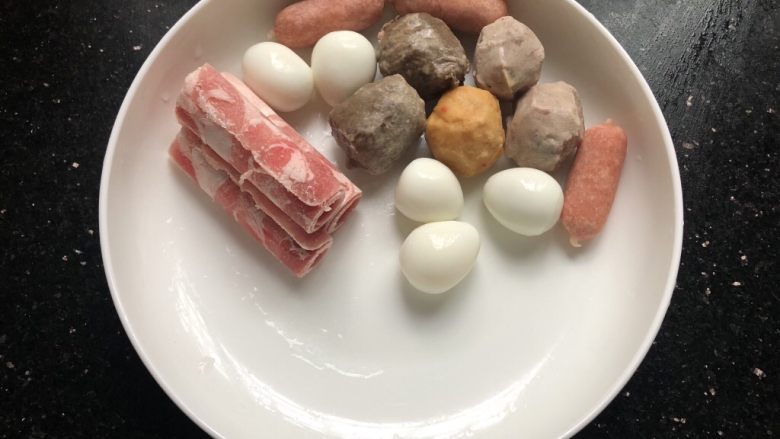 一人食简便火锅,先把丸子小蛋清洗干净!
