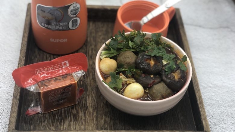 一人食简便火锅,打开盖子,倒入碗里,加上香菜,来吃吧!