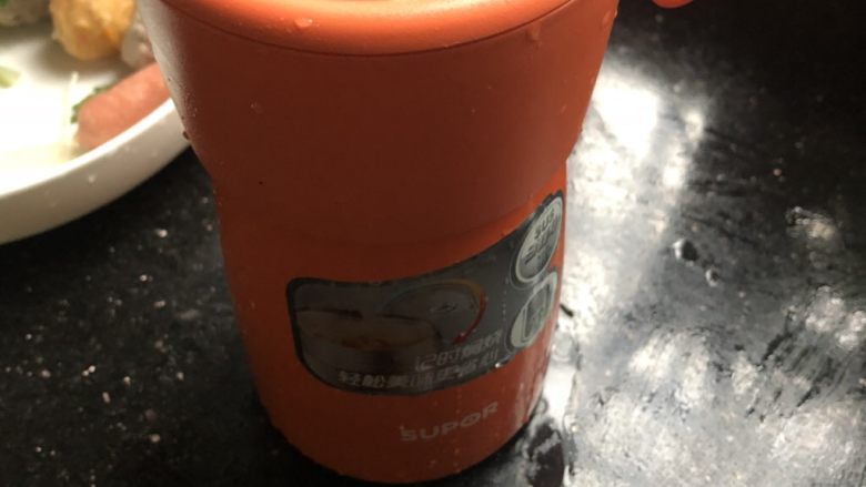 一人食简便火锅,倒入开水,盖上盖子预热五分钟。(这一步很关键,焖烧罐一定要把食材和杯子预热。)