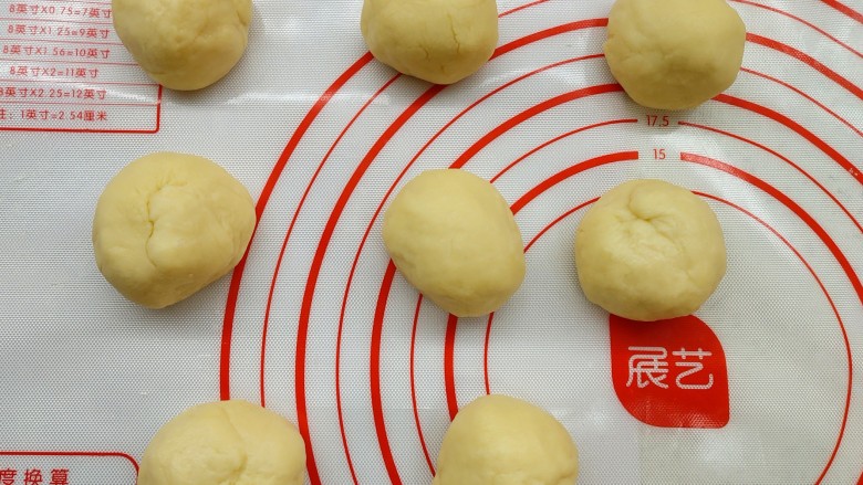 香甜可口的紫米华夫饼,取出发酵好的面团,排气,平均分成每个45g左右,大小一样比较好看,而且熟的时间也一样。