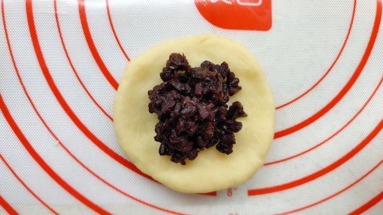 香甜可口的紫米华夫饼,用手压平,包上紫米馅。