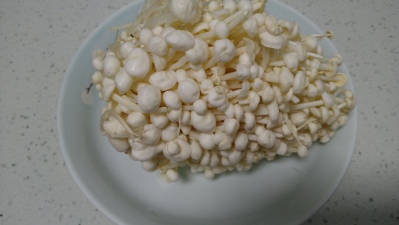 烤金针菇,<a style='color:red;display:inline-block;' href='/shicai/ 234'>金针菇</a>去根。