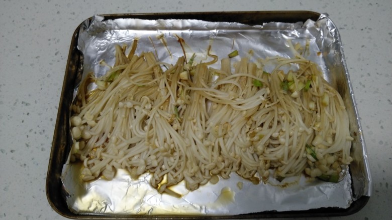 烤金针菇,烤箱200度,烤10分钟取出。