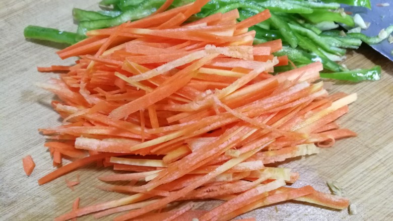 肉炒白玉菇辣椒胡萝卜,辣椒,胡萝卜切成丝。