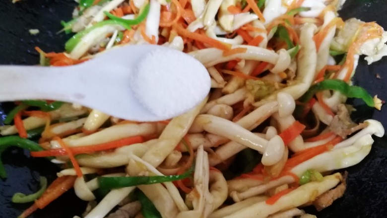 肉炒白玉菇辣椒胡萝卜,一小勺盐,大火翻炒几下。