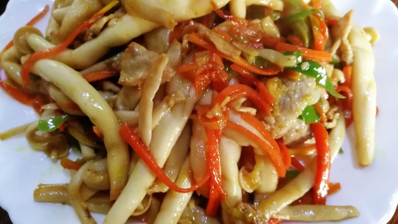 肉炒白玉菇辣椒胡萝卜,盛出装盘,色泽漂亮,营养又下饭。