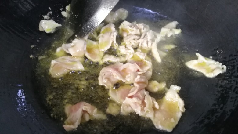 肉炒白玉菇辣椒胡萝卜,放入肉片炒熟变白,