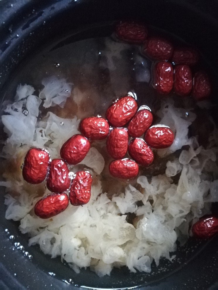 女人养颜美容的圣品,银耳桃胶红枣羹,加水,水要几倍于食材,因为熬煮的时间较长