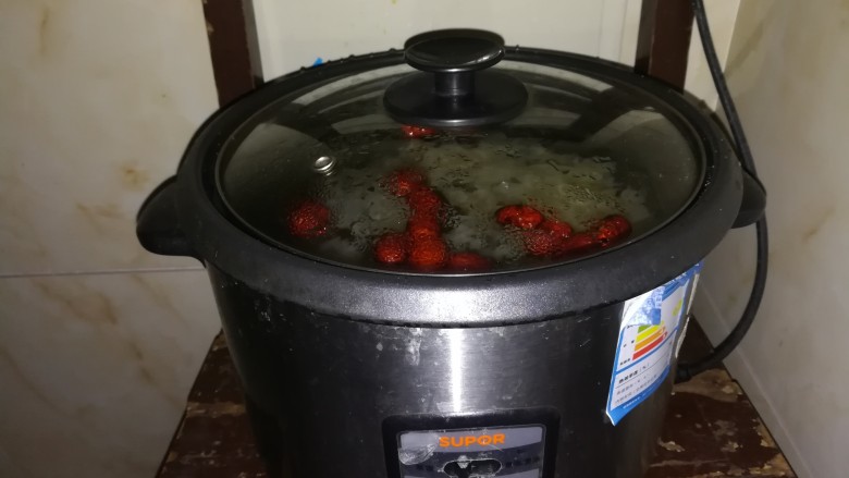 女人养颜美容的圣品,银耳桃胶红枣羹,电饭锅煮饭功能煮2个小时左右
