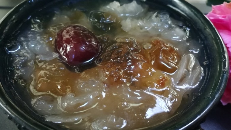 女人养颜美容的圣品,银耳桃胶红枣羹,软糯可口,美容养颜的桃胶银耳红枣羹就好了。
