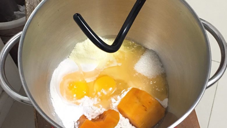 喜饼-南瓜豆沙味,将所有材料放入厨师机,先干材料,后液体。