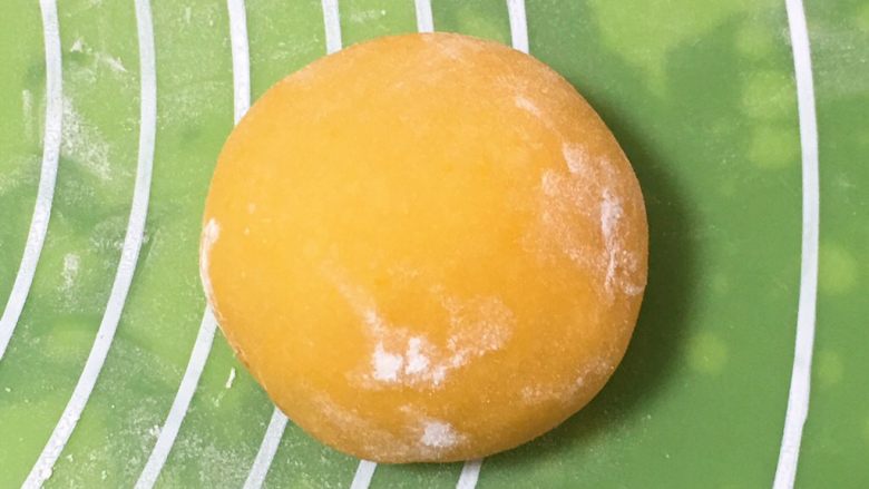 喜饼-南瓜豆沙味,翻个身放入烤盘,也要盖上保鲜膜,这种饼风化很快的。
