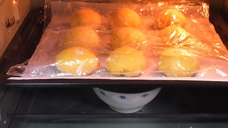 喜饼-南瓜豆沙味,送入烤箱两次发酵,方法同上也是60分钟。