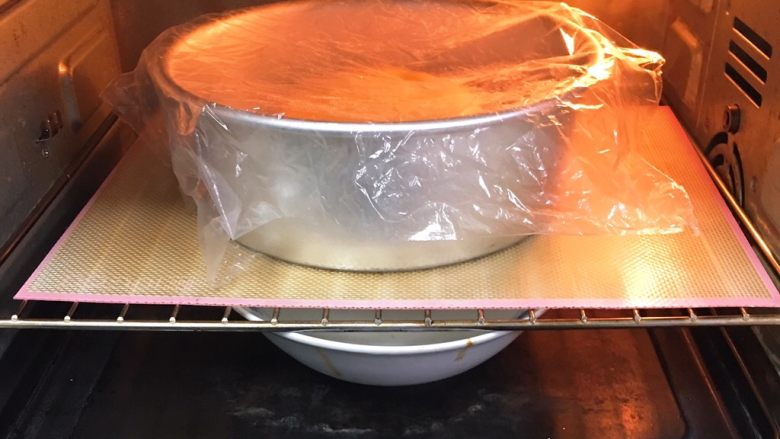 喜饼-南瓜豆沙味,烤箱发酵档,底部放一碗热水,发酵60分钟。