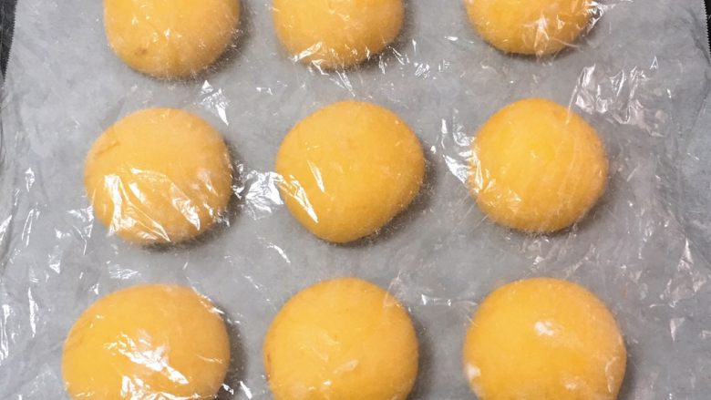 喜饼-南瓜豆沙味,完成后依次放入烤盘,盖上保鲜膜。
