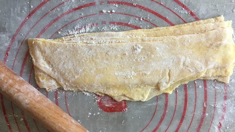 年货点心—沙琪玛,切成四段,中间撒玉米淀粉防粘,叠起来
