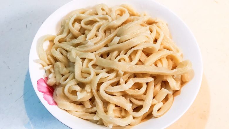 家常红烧牛腩面,把面条捞出来,放到碗里