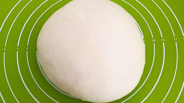 家常红烧牛腩面,揉成光滑的面团,盖上保鲜膜饧面15分钟