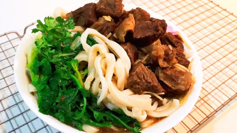 家常红烧牛腩面,香香哒红烧牛腩面可以吃了,牛腩鲜香,面条口感筋道,人间美味不过如此~