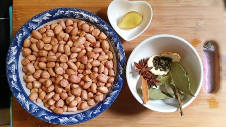 水煮花生米（电饭煲版）,准备食材。