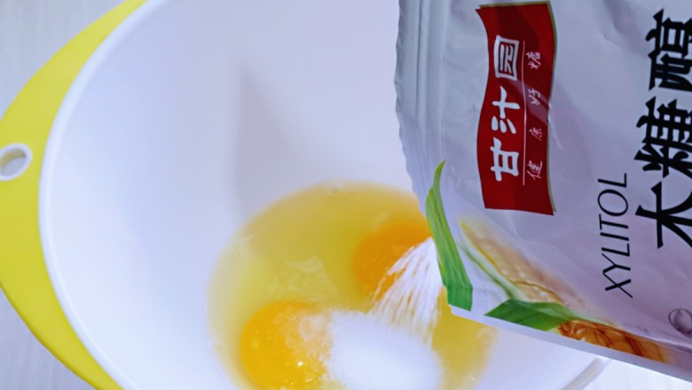 烘焙小白必做~萌狗甜甜圈,加入木糖醇。(木糖醇口感接近蔗糖,口感清凉,适合不易多吃糖的人群)