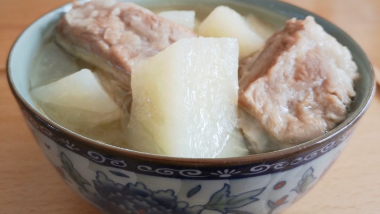 土瓜炖排骨,煮好开盖,盛入碗中