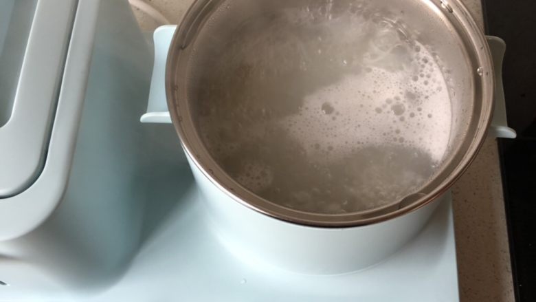 红烧牛肉粉,再用筷子搅散,防止粘连,煮8-10分钟,筷子轻松夹断就可以了。