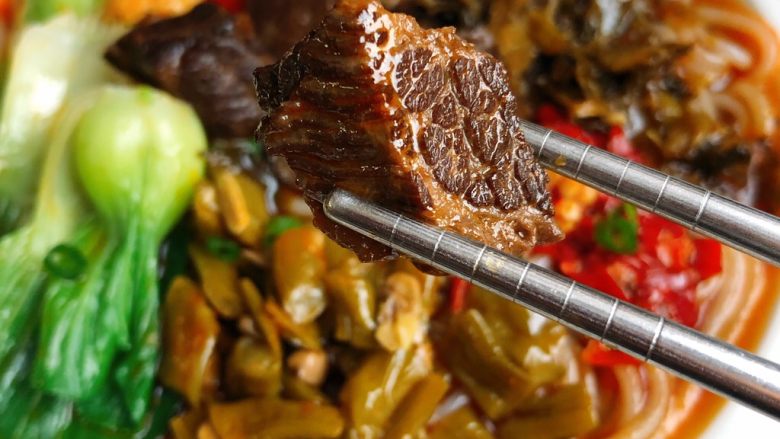 红烧牛肉粉,大块大块的牛肉,好好吃😋