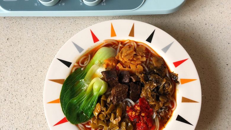 红烧牛肉粉,把料包倒入,青菜码上,各种小菜依个人口味摆上就可以开吃了。有萝卜干,酸豆角,外婆菜和剁椒。配菜很好吃,我全部放进去了😂