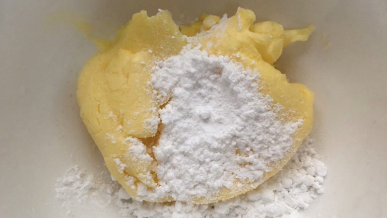 卡通饼干,加入糖粉,先拌一下,不然打发的时候会四处飞溅