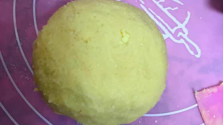 卡通饼干,再揉成光滑的面团,这时候黄油面团会比较粘手,放在保鲜袋里入冰箱冷藏一个小时