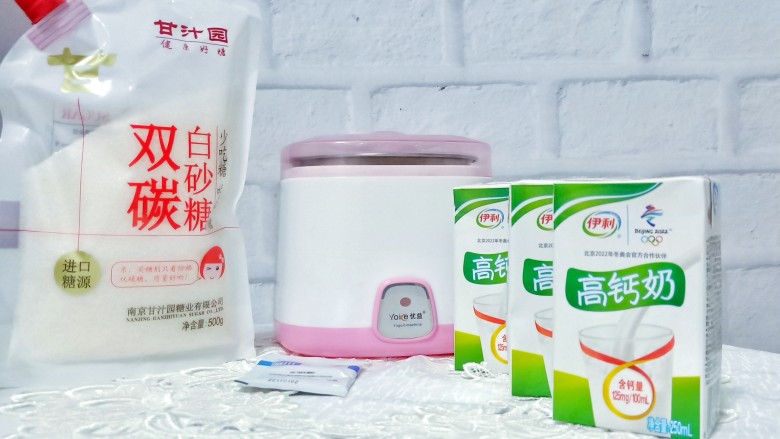 饭后甜品~酸酸甜甜的【草莓丁酸奶】,准备酸奶机一台、<a style='color:red;display:inline-block;' href='/shicai/ 219'>牛奶</a>、菌粉、甘汁园的白砂糖。酸奶机用开水烫一下,容器要确保无油无水。