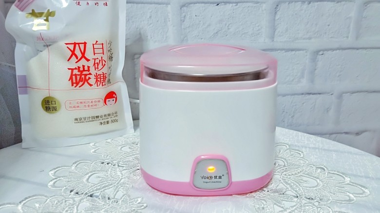 饭后甜品~酸酸甜甜的【草莓丁酸奶】,盖上盖子发酵6-8小时。