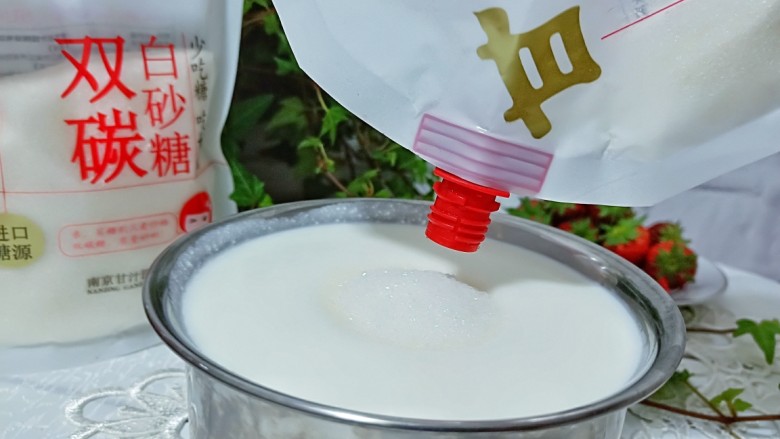饭后甜品~酸酸甜甜的【草莓丁酸奶】,发酵好的酸奶加60克白砂糖,加甘汁园的白砂糖好喝不腻口。