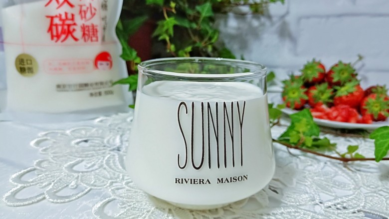 饭后甜品~酸酸甜甜的【草莓丁酸奶】,想吃多少酸奶就盛多少到杯子里。