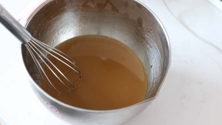 红茶柠檬戚风,1. 水烧开后秤量需要的水量,然后倒入红茶粉,蒙上保鲜膜静置5-10分钟使红茶散发香味。然后加入无味<a style='color:red;display:inline-block;' href='/shicai/ 857'>植物油</a>用蛋抽打至乳化