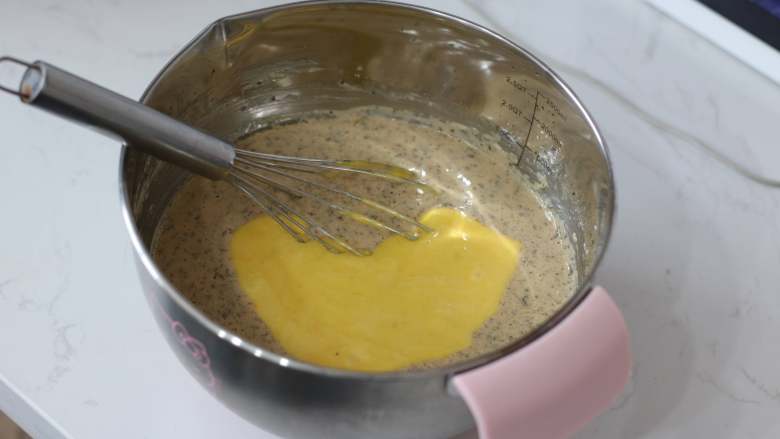 红茶柠檬戚风,6. 将蛋黄面糊加入红茶面糊中