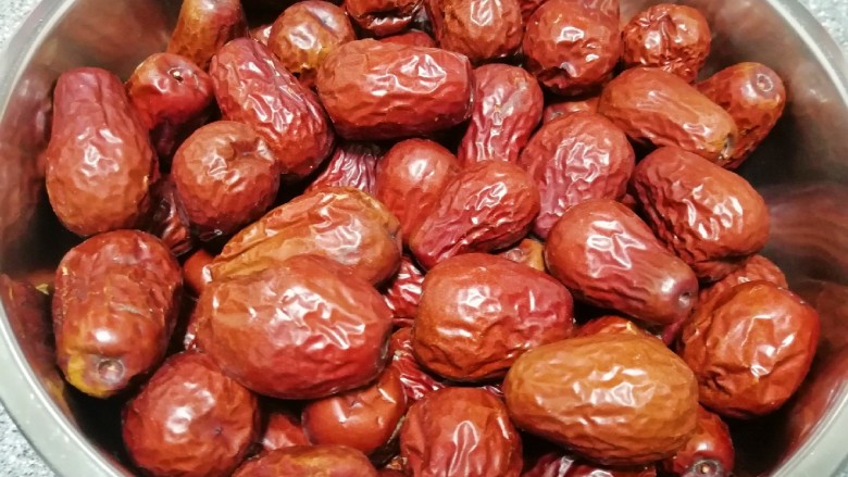 枣泥馅,准备好<a style='color:red;display:inline-block;' href='/shicai/ 99094'>和田大枣</a>,用水冲洗一下。
