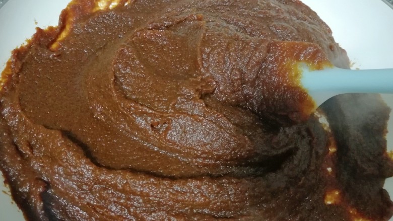 枣泥馅,过过筛的枣泥放入不粘锅(我过筛的时候直接就过在不粘锅里面了),小火不停的翻炒至枣泥可以成团。