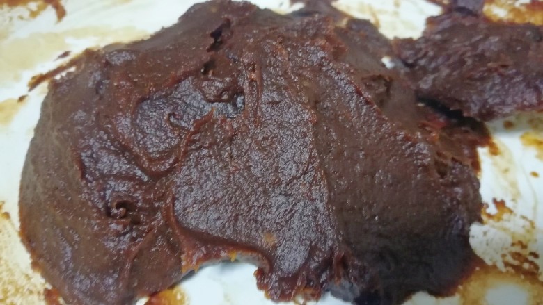 枣泥馅,差不多炒了半个小时左右,枣泥可以成团了。