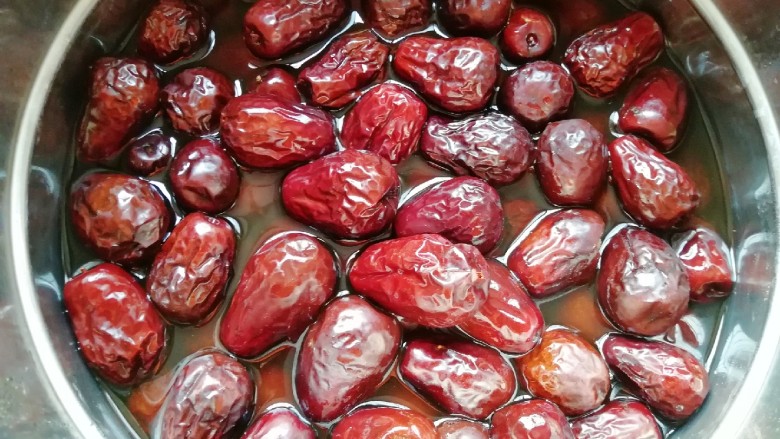 枣泥馅,煮好以后不要急着打开锅盖,继续焖半个小时,这是煮好焖过的大枣。
