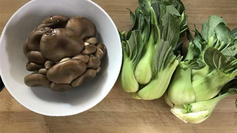 秀珍菇炒青菜,准备好材料。