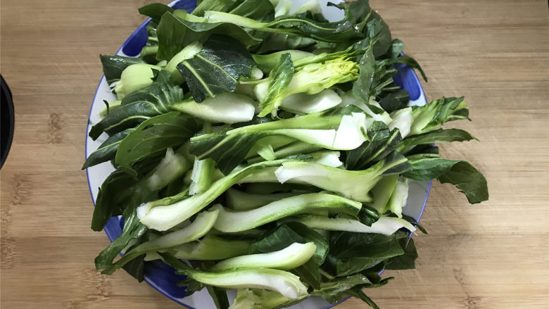 秀珍菇炒青菜,把<a style='color:red;display:inline-block;' href='/shicai/ 3517'>青菜</a>清洗干净切碎。