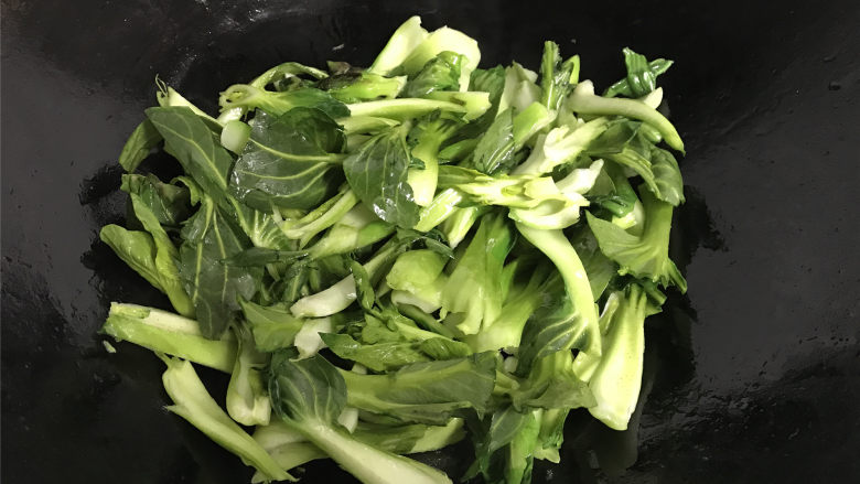 秀珍菇炒青菜,先把青菜放入锅中。